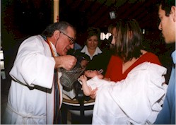 En la Iglesia me mojaron la cabecita