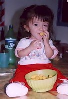 Comiendo chisitos en el cumple de mi prima Camila